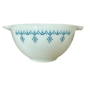Pyrex Vintage Snowflake Blue 441- 1 1/2 PT Bowl